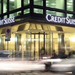 Logo de Credit Suisse en un edificio de la compañía en Milán. REUTERS/Stefano Rellandini/File Photo