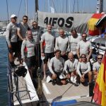 Felipe VI posa con la tripulación del 'Aifos 500' con el que compite en la 37 Copa del Rey de Vela, en el Real Club Naútico de Palma. EFE/Ballesteros