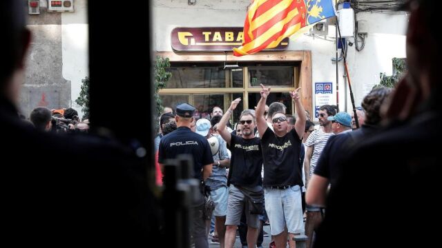 El ministro entró por la puerta de atrás del Palau de la Generalitat para evitar el enfrentamiento con los taxistas, a los que después recibió (EFE)
