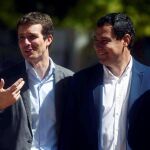 El presidente del Partido Popular, Pablo Casado, visita Córdoba donde se ha reunido con la junta regional, acompañado del presidente del Partido Popular en Andalucía, Juanma Moreno (d).- EFE /Rafa Alcaide