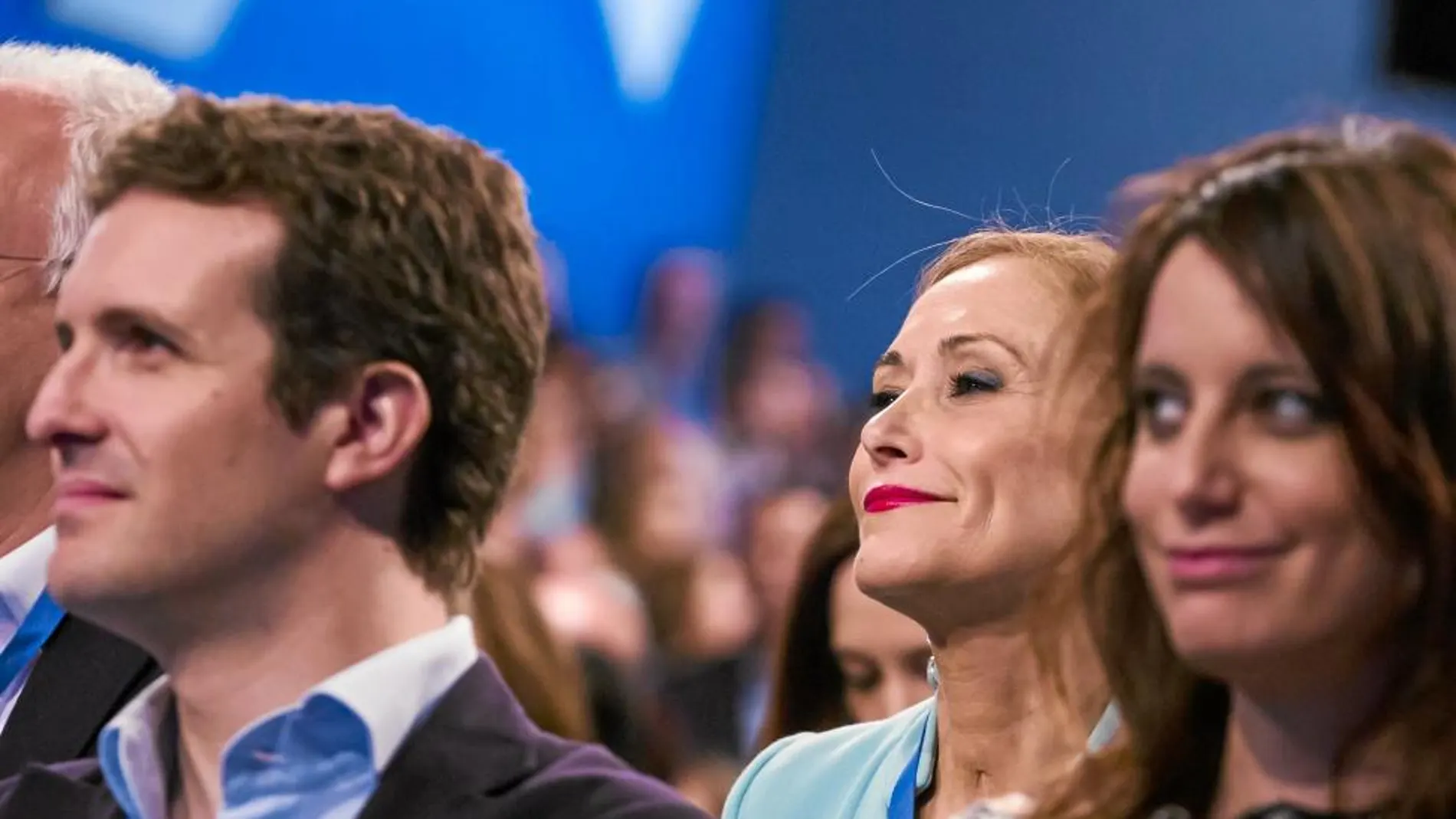 Cifuentes junto a Pablo Casado y Andrea Levy, ayer, en la clausura de la convención del PP