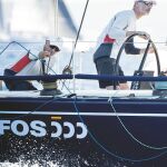 Sobre estas líneas, Don Felipe junto a Rodríguez Toubes, a bordo del Aifos ayer en Palma; a la derecha, Doña Elena y su hija, Victoria Federica, en la embarcación donde la Infanta compite en la Copa del Rey MAPFRE de vela