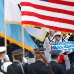 Los pequeños ataúdes de madera se colocaron con la bandera de la ONU y se transportaron cuidadosamente uno por uno desde el avión hasta el suelo estadounidense de la base surcoreana / Reuters