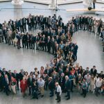 Los jurados de los Premios Jaume I, entre ellos 18 Premios Nobel, posaron tras la lectura del manifiesto en el treinta aniversario de estos galardones (KIKE TABERNER)