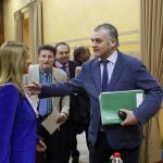 Teresa Ruiz-Sillero, junto al consejero de Empleo en la comisión parlamentaria