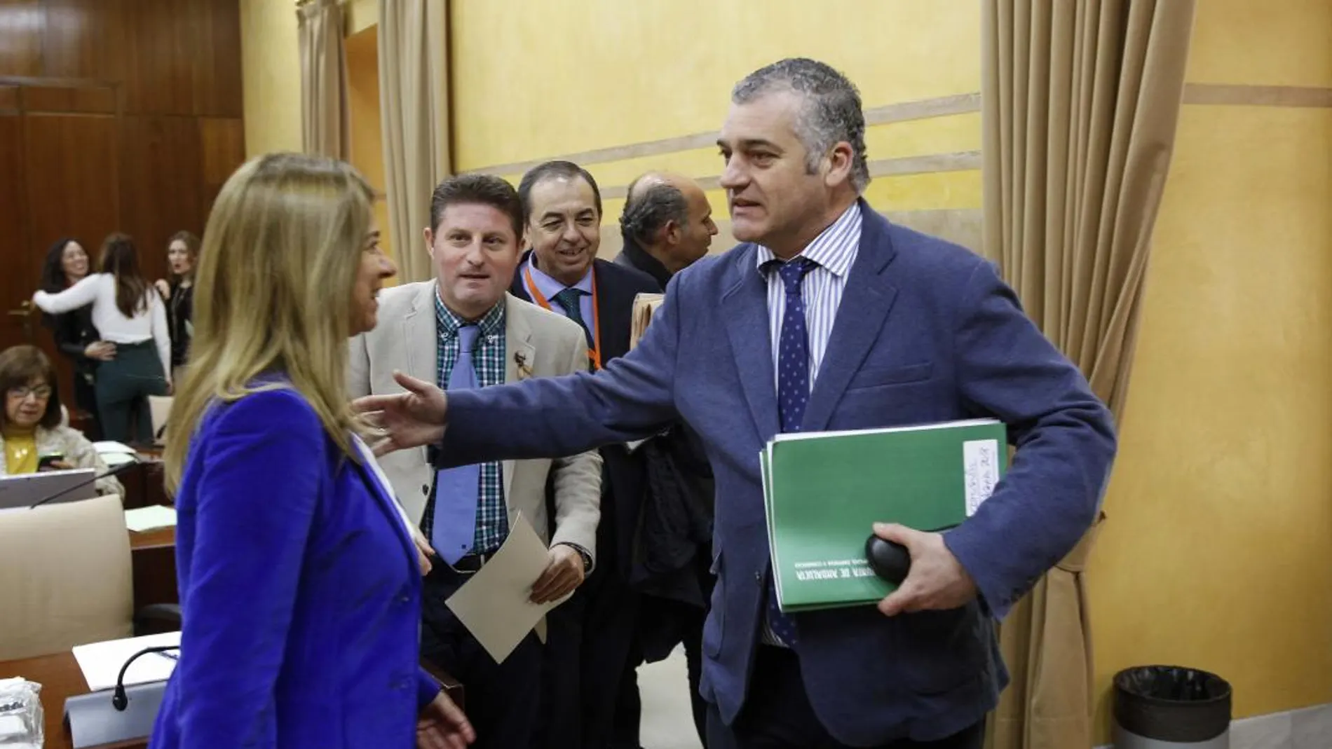Teresa Ruiz-Sillero, junto al consejero de Empleo en la comisión parlamentaria