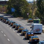 Cientos de taxistas en la marcha lenta desde al aeropuerto de El Prat hasta el puerto de Barcelona por la Ronda Litoral, en la segunda jornada de huelga en protesta por la suspensión cautelar del reglamento metropolitano que regula las licencias VTC / Efe