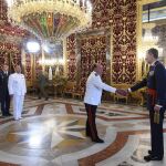 El Rey Felipe VI, durante la audiencia a una comisión del XVII Curso de Altos Estudios Estratégicos para Oficiales Superiores Iberoamericanos, esta mañana en el Palacio Real en Madrid. EFE/Fernando Villar