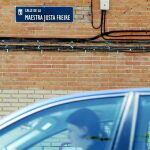 La maestra Justa Freire da nombre a la calle que antes era de Millán Astray
