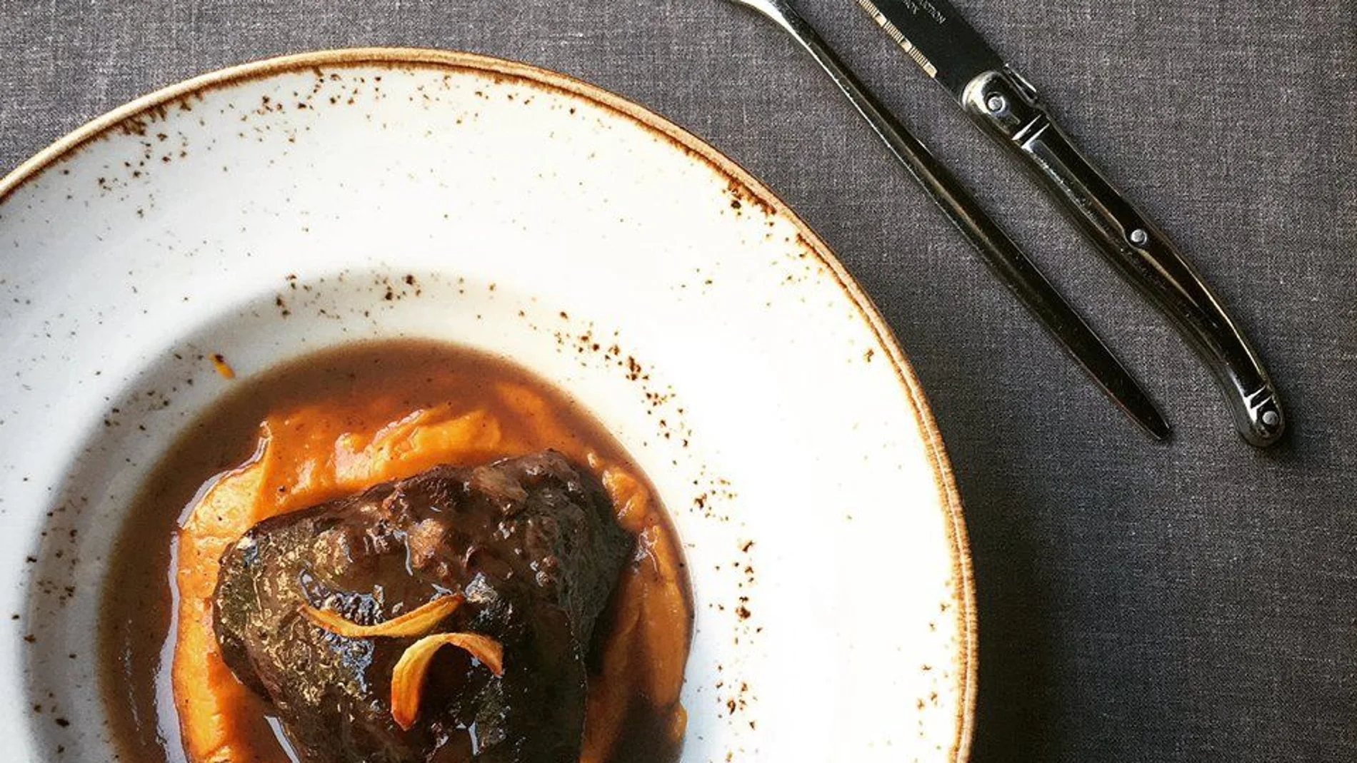 Carrillera de ternera lacada con su jugo y puré de batata