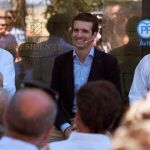 Pablo Casado, el presidente del PP de Castilla y León, Alfonso Fernández Mañueco (i), y el presidente provincial del partido, Carlos García González ayer en Ávila. EFE/Raúl Sanchidrián