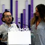 El secretario general de Podemos Pablo Echenique y la portavoz adjunta de Podemos Noelia Vera, en rueda de prensa tras el tras el Consejo de Coordinación de la formación morada