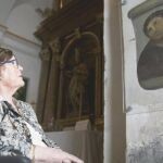 Celia Giménez posa ante el Ecce Homo en el Santuario de la Misericordia de Borja. / Foto: Luis Díaz