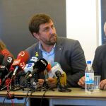 Los ex consejeros de la Generalitat huidos a Bélgica, Meritxell Serret, Toni Comín y Lluís Puig, durante la rueda de prensa que ofrecen hoy en Bruselas / Foto: Efe