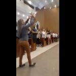 Momento en el que una mujer recoge el dron. Captura de pantalla