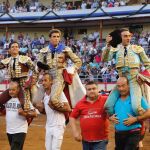 La terna al completo saliendo por la Puerta Grande de la Plaza de Toros de Santander / @GinesM_Prensa