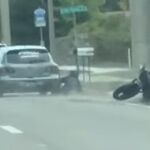 Instante en que el conductor de la motocicleta cae sobre el asfalto tras ser embestido por un Mazda 3