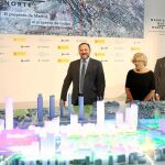 Ábalos, Carmena y Calvo, ayer, junto a la maqueta que reproduce el plan urbanístico