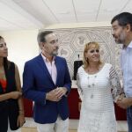 El consejero Felipe López, con, entre otros, la alcaldesa de Santiponce Carolina Casanova (Foto: Manuel Olmedo)