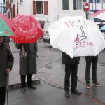 Las víctimas protestan por el monumento que han colocado en Bayona los artesanos de la paz