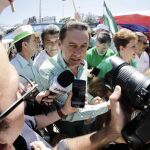 El candidato presidencial Antonio Alvarez Desanti habla con la prensa tras votar hoy