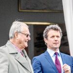 El príncipe Enrique junto a su hijo Federico