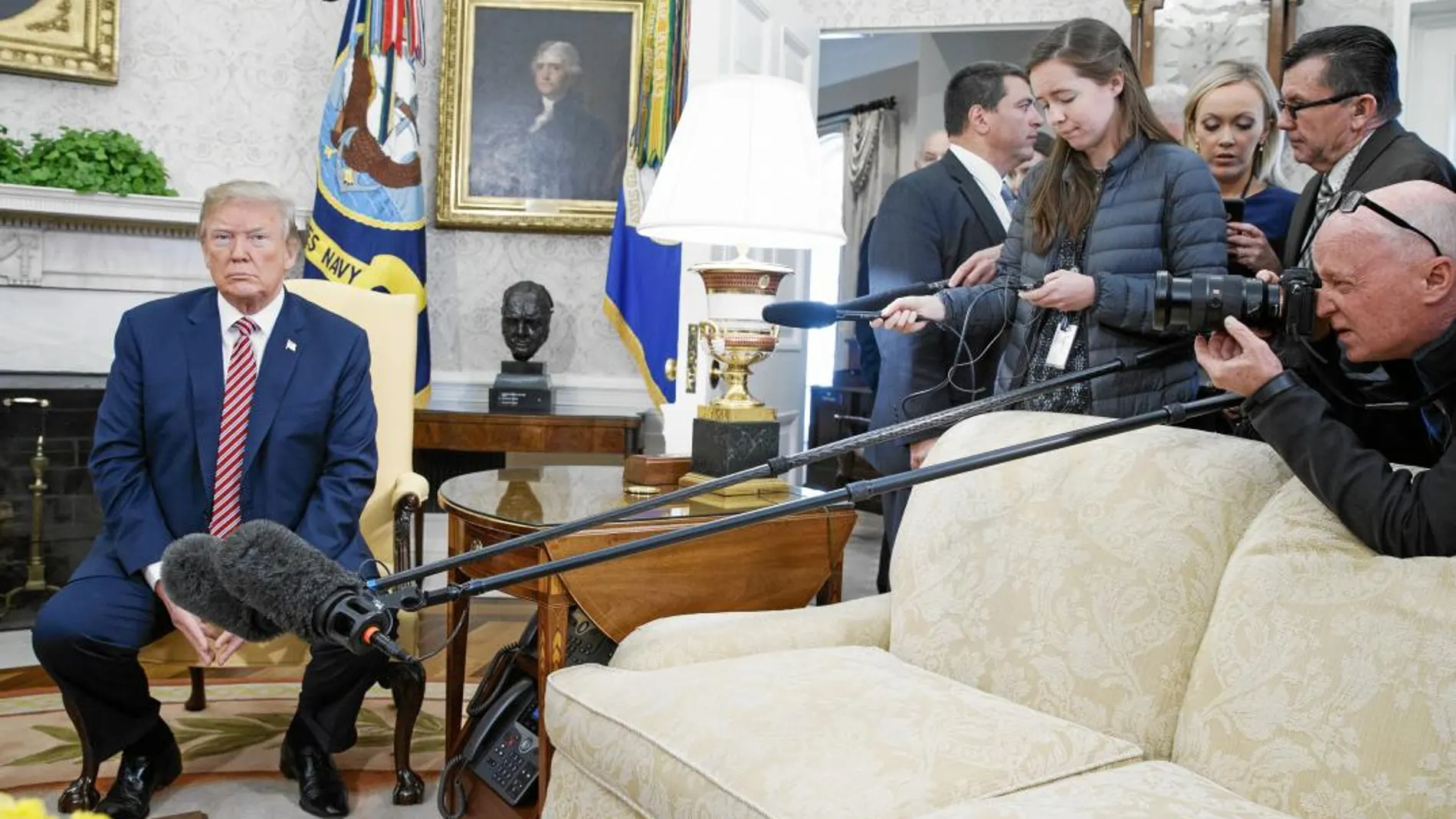 El presidente de Estados Unidos, Donald Trump, atiende a la Prensa ayer en la Casa Blanca mientras espera al emir de Qatar