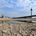 Vista general del cauce seco del río Rin en Duesseldorf (Alemania). Allí se espera que los niveles del agua sigan disminuyendo en los próximos días debido a la fuerte ola de calor que se vive por estos días en varios países. Foto: EFE/SASCHA STEINBACH