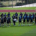 Lopetegui (c), conversa con los jugadores durante el entrenamiento de la selección española en la Ciudad del Fútbol de Las Rozas . EFE/Rodrigo Jimenez