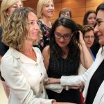 La consejera de Familia e Igualdad de Oportunidades, Alicia García, saluda a la ministra de Sanidad, Consumo y Bienestar Social, al comienzo de a reunión extraordinaria del Pleno del Consejo Territorial de Servicios Sociales y del Sistema para la Autonomía y Atención a la Dependencia, Carmén Montón