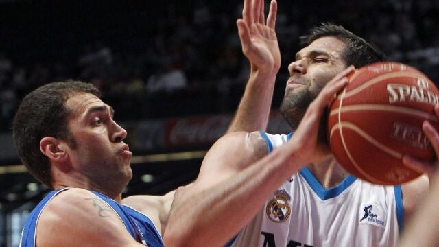 El ala pivot del Real Madrid Felipe Reyes (d) intenta superar la defensa del alero francés del Blusens Monbus, Ben Dewar