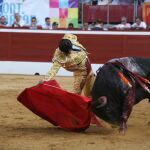 Derechazo del diestro vasco, ayer, en la plaza gala de Mont de Marsan