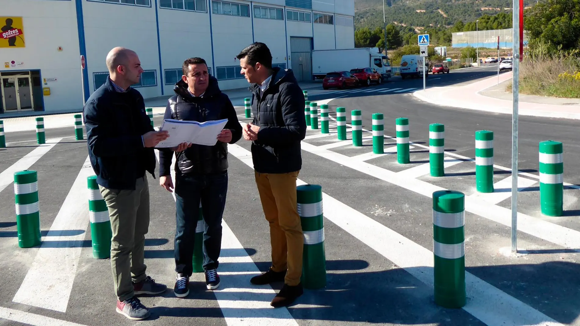 Manuel Martínez, jefe de obras; Miguel Angel Ivorra, concejal de urbanismo, y Bernabé Cano, alcalde de La Nucía, durante la visita de comprobación del estado final del polígono industrial l'Alberca de La Nucía