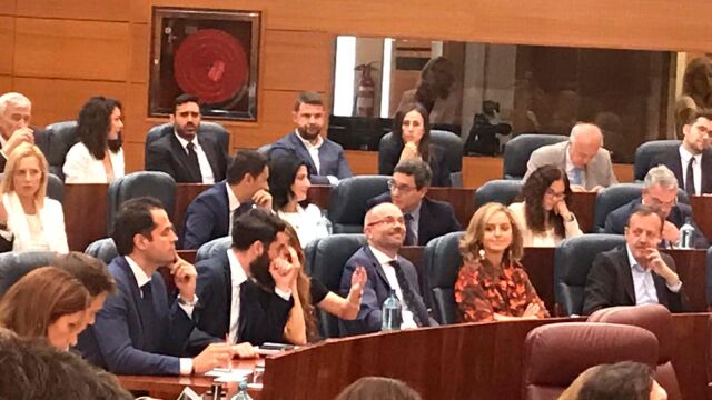 Juan Trinidad, presidente de la Asamblea, en el centro de la imagen