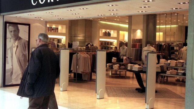 Fotografía de archivo de una tienda Cortefiel en el centro comercial La Vaguada de Madrid.