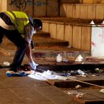 Miembros de la policía científica inspeccionan el lugar donde un hombre ha herido de gravedad con arma blanca a su supuesta expareja, en la céntrica Plaza de la Libertad de Granada.