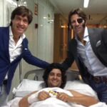 Antonio Barrera y Juan José Padilla escoltan a Morante nada más abandonar la UCI