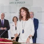La consejera Montero toma posesión de su cargo con el titular de Economía al fondo