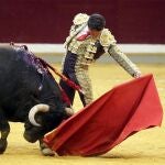 Diego Urdiales torea al natural con temple a uno de los ejemplares de Alcurrucén