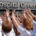 Un momento de la protesta, ayer, ante el hospital de La Paz, donde la delegada del Gobierno permanece en la UCI
