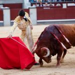 Pablo Aguado da un derechazo en la quinta de San Isidro Fotos: Rubén Mondelo