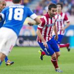 El jugador asturiano actuó ayer en la banda derecha y participó más que en Granada. En la imagen, trata de irse de Gurpegui y Mikel Rico