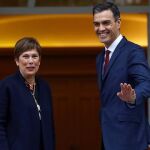 La presidenta en funciones de la comunidad foral, Uxue Barkos, y Pedro Sánchez en La Moncloa / Efe