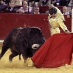 El diestro de Orduña se estira al natural durante su faena al sexto de la tarde