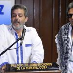 El integrante de las Fuerzas Armadas Revolucionarias de Colombia (FARC) Luis Alberto Albán (i), alias Marco León Calarcá, responde preguntas a periodistas junto a su compañero Seuxis Paucias Hernández Solarte (d), alias "Jesús Santrich",el martes 5 de noviembre del 2013.