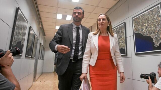 El conseller de Territorio, Santi Vila, y la ministra de Fomento, Ana Pastor, instantes antes de firmar ayer en Barcelona el contrato de Cercanías para el periodo 2014-2015