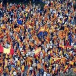Miles de ciudadanos secundaron el pasado 12 de octubre la convocatoria «Cataluña somos todos» celebrada en la plaza Catalunya en un viernes festivo amenazado por la lluvia