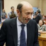 El líder de la oposición, Alfredo Pérez Rubalcaba, llega a la reunión de su grupo parlamentario en el día en el que el Congreso retoma las sesiones ordinarias tras el periodo vacacional