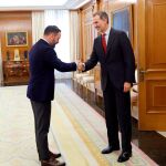 Felipe VI saluda al diputado y presidente de Vox Santiago Abascal/Efe/Chema Moya