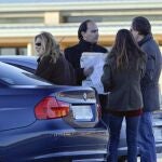 Raquel santamaría y Gerardo Díaz, esposa e hijo de Díaz Ferrán, a la izquierda, ayer, en Soto del Real